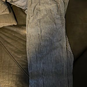 Niue and white pants